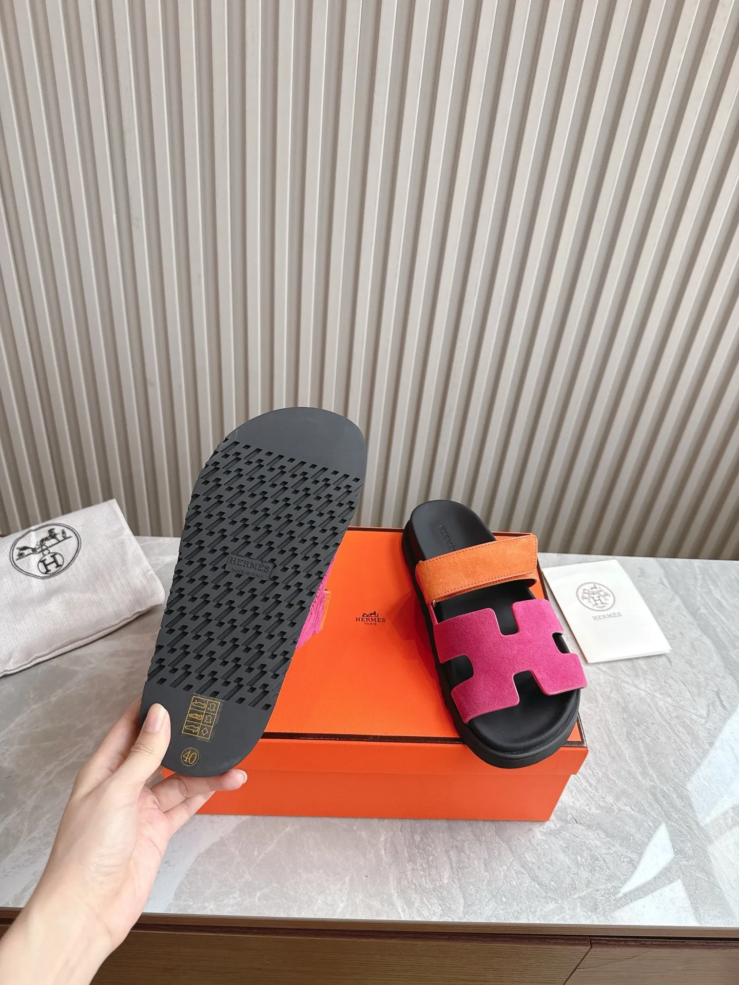 p480🐮🐮Couple model (top version) H family 2024 spring and summer new style HERMES Hermes' recently popular couple model pig nose angle sandals and slippers, paired with various colorful socks, popular. Upper: imported original deerskin (the genuine leather edging is not ordinary super migration). Lining: imported genuine leather. Outsole: Tpu non-slip and wear-resistant outsole. Size: Female 35-42 (40/42 non-returnable and non-exchangeable) Male size: 39-45 (45 non-refundable and non-exchangeable)